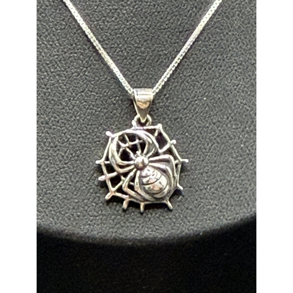 18" New Condition Sterling Silver Spider Web Pendant Necklace 925 J30